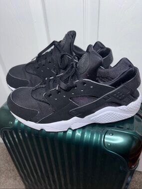 Nike Huarache Men's Black and White Sneakers